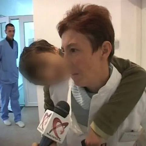 Asistentele unei clinici din Timişoara aleargă pe scări cu copiii în braţe, pentru că spitalul nu are lift