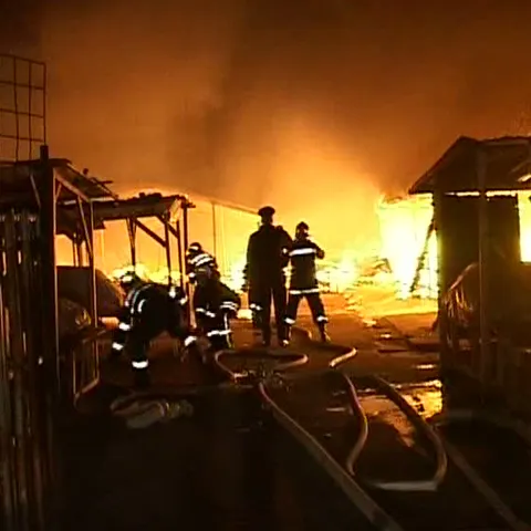 Un incendiu de proporţii a izbucnit în timpul nopţii într-un târg comercial din Craiova
