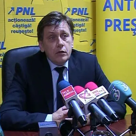 Candidaţii la preşedinţie chiulesc din funcţiile publice de dragul campaniei electorale
