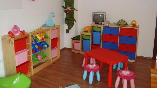 O fetiţă a ajuns la spital în stare gravă. Părinţii le acuză pe educatoare că au lovit-o