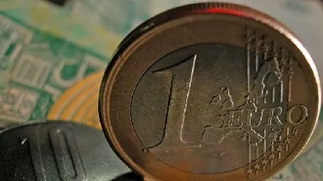 Leul s-a depreciat pe piaţa interbancară, în ton cu regiunea, dar nu a rezistat peste 4,30 lei/euro