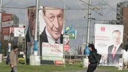 Academia Caţavencu: Băsescu a ieşit câştigător în cursa... afişelor electorale