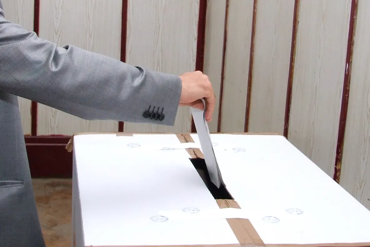 Prezenţa la vot până la ora 13: 20,96% la alegerile prezidenţiale şi 19,62% la referendum