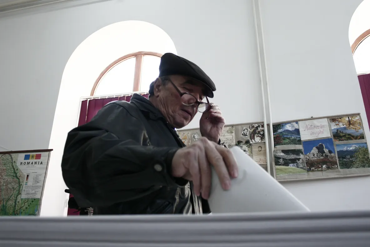 REZULTATE FINALE - turul I: Traian Băsescu - 32,44%, iar Mircea Geoană - 31,15%