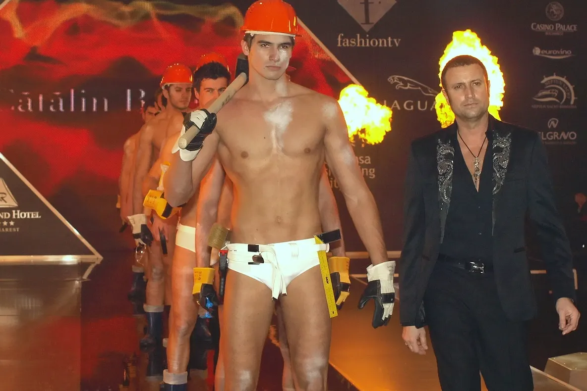 Ultimele tendinţe în modă, prezentate la Bucharest Fashion Week
