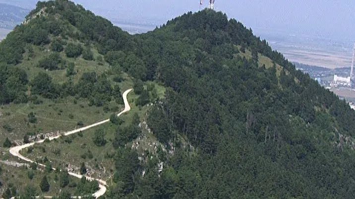 Un turist a murit după ce a căzut într-o prăpastie, în Munţii Vrancei