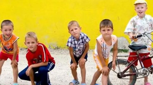 Copiii emigranţilor români speră să îşi vadă părinţii întorcându-se în curând 