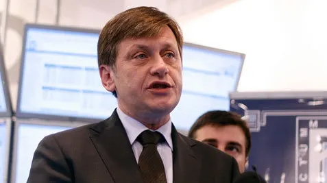 Ce au postat pe twitter Antonescu, Băsescu şi Geoană în timpul votului