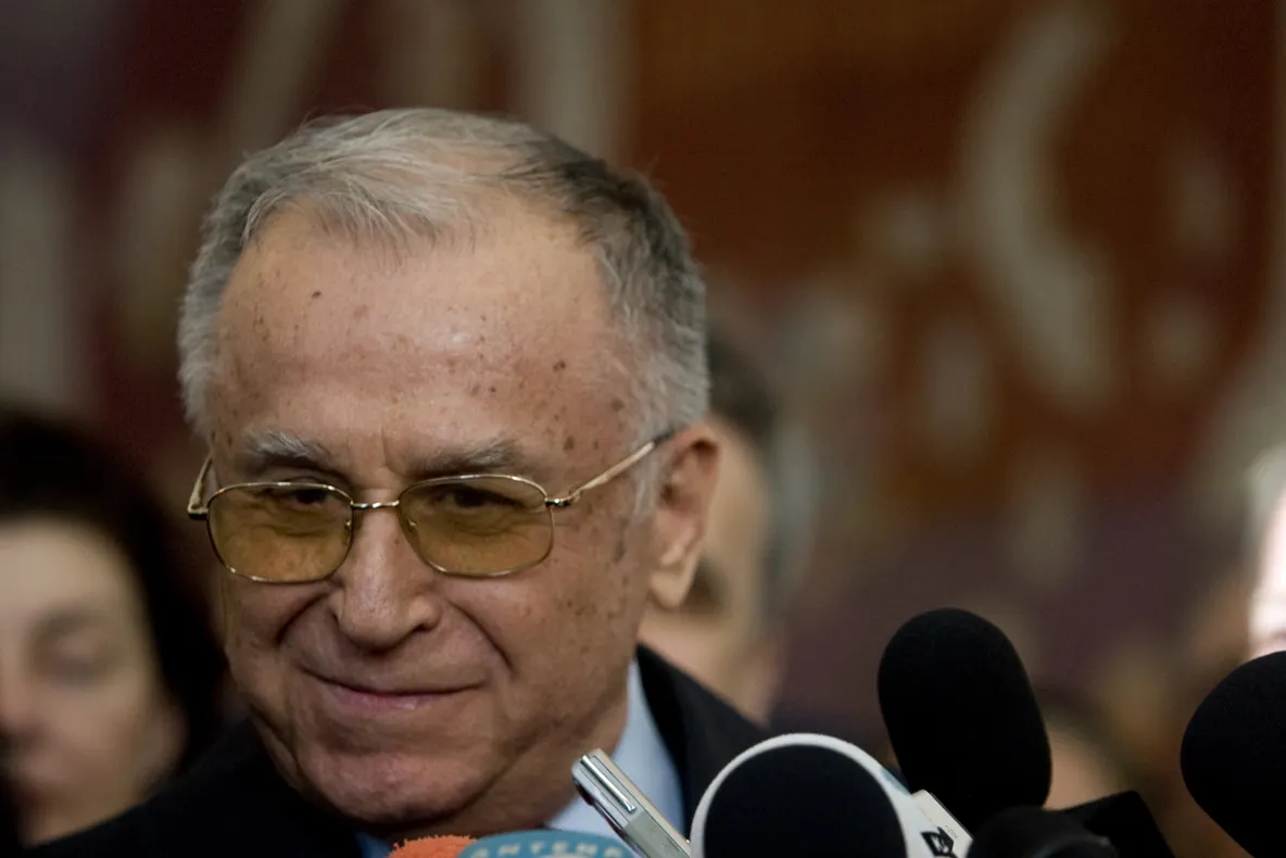 Iliescu, întrebat cum a votat: \"Pentru Băses...pentru Geoană\"