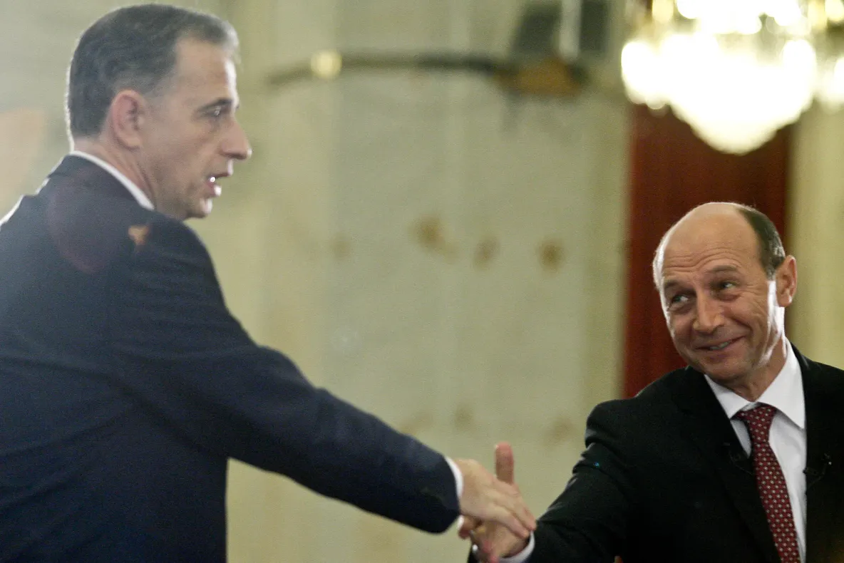 Băsescu l-a invitat pe Geoană luni, la ora 19.00, la o dezbatere. Geoană i-a răspuns că are alt program stabilit pentru luni