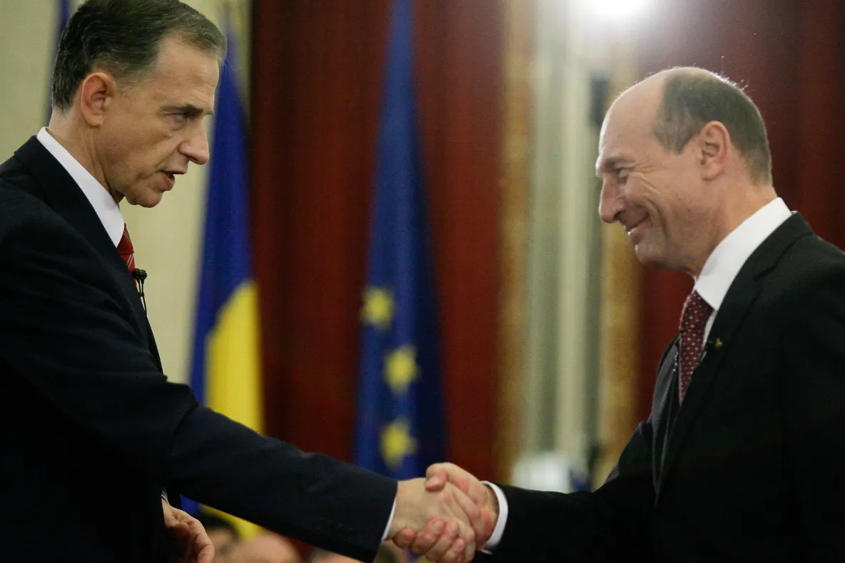 SONDAJ: Cu cine vor vota alegătorii lui Antonescu în turul II?