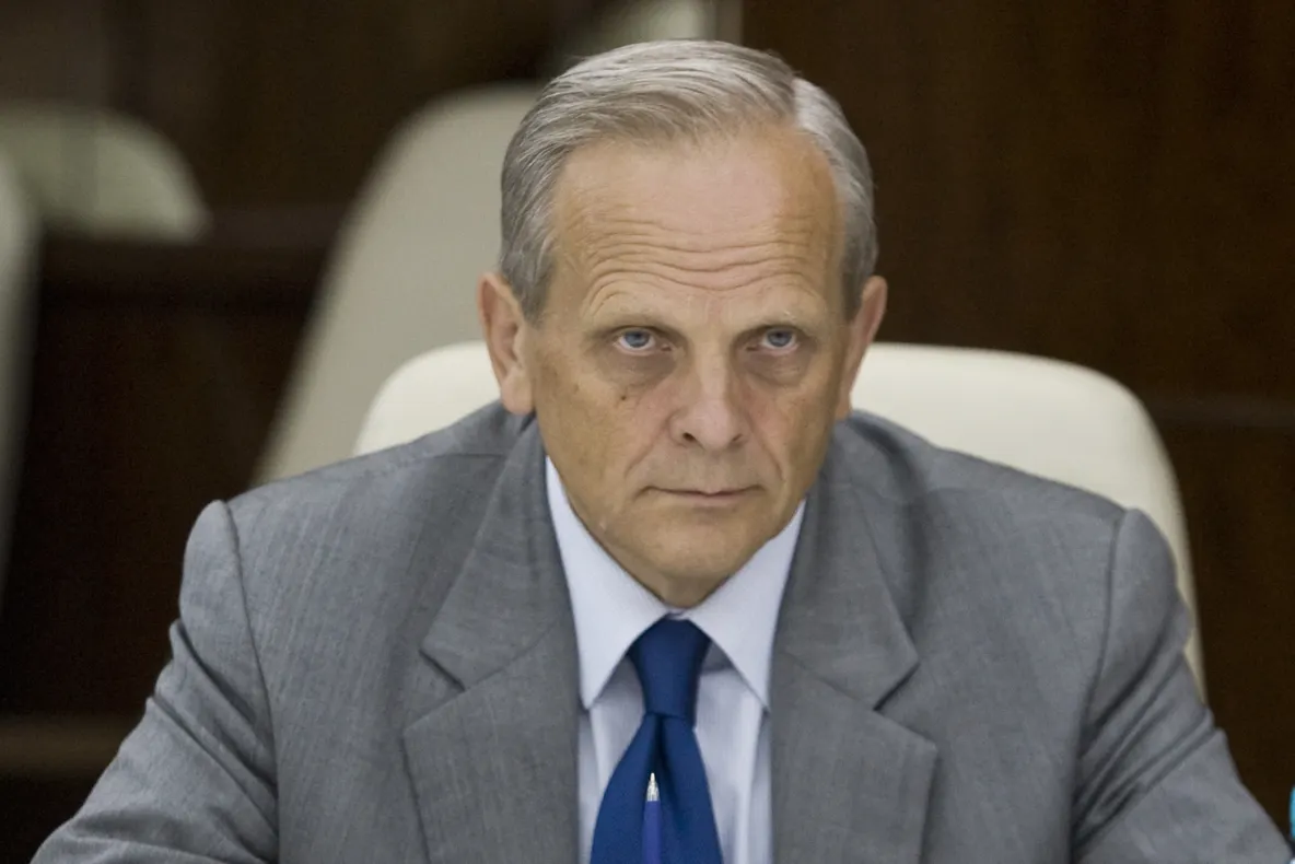 Stolojan: Desemnarea lui Cioloş reprezintă o victorie a României şi a lui Traian Băsescu