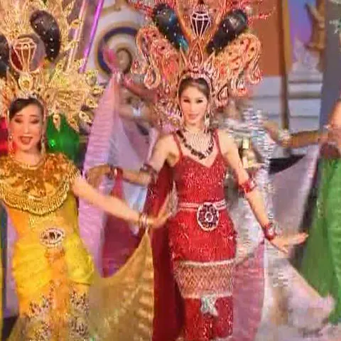Travestiţii şi trassexualii din Thailanda au participat la un concurs de frumuseţe