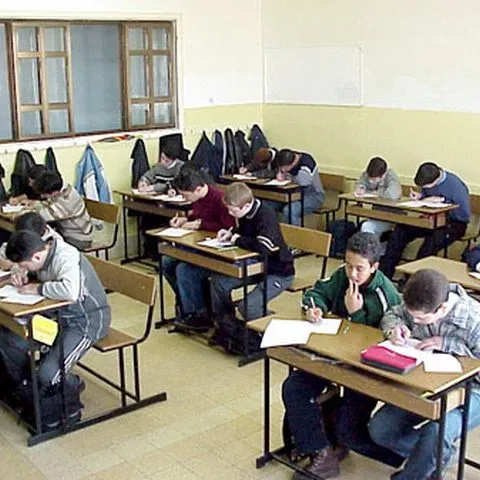 Peste 400 de elevi au renunţat la şcoală în judeţul Bacău