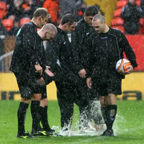 Se întâmplă şi la case mai mari! Meciul Dundee United - Rangers, suspendat din cauza ploii