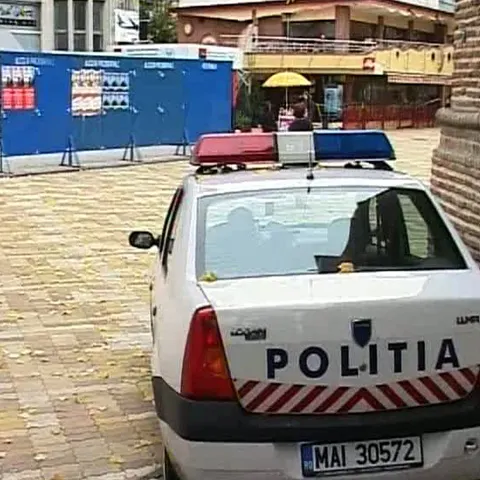 Poliţiştii din Argeş stau de pază lângă panourile electorale