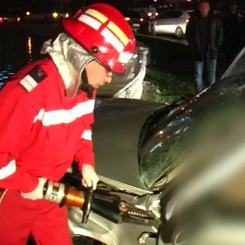 Un mort şi doi răniţi după ce o maşină s-a izbit de fântânile din Piaţa Unirii