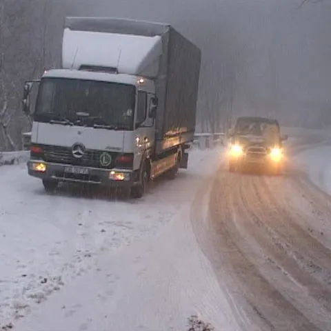 Drumul dintre Târgovişte şi Sinaia a fost blocat din cauza ninsorii