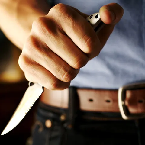Un bărbat înarmat cu un cuţit a fost reţinut de poliţişti în timp ce tâlhărea un magazin din Suceava