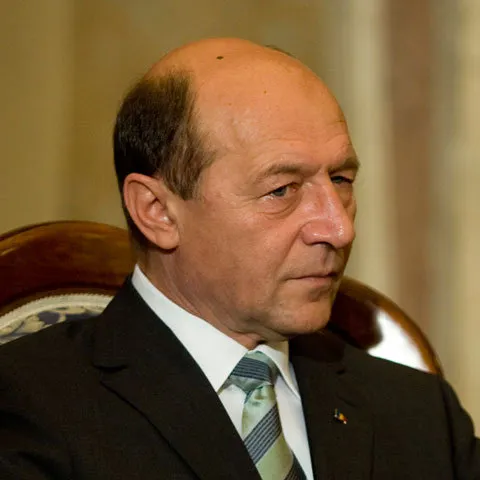 Băsescu către Geoană: Doriţi să impuneţi un premier în spatele căruia să se ascundă Hrebenciuc, Iliescu şi Vanghelie