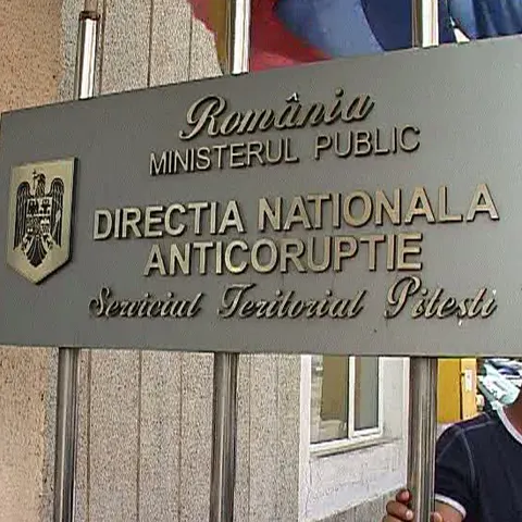 Un avocat din Bucureşti şi un poliţist piteştean au fost arestaţi preventiv 