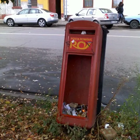 Paragină la Poşta Româna din Arad: cutie poştală transformată în coş de gunoi - VEZI FOTO