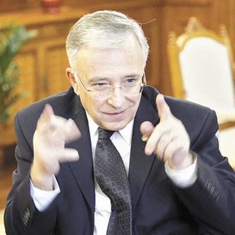 Isărescu este îngrijorat de întârzierea tranşei FMI, ce îngreunează mult finanţarea deficitului