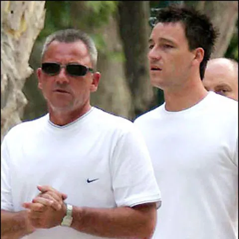 VIDEO / Tatăl lui John Terry, căpitanul lui Chelsea şi al Angliei, suprins în timp ce intermedia o vânzare de cocaină!