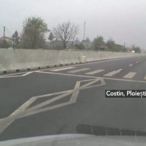 Pietonii din Bărcăneşti ar trebui să sară peste un parapete de un metru ca să traverseze drumul - VEZI FOTO