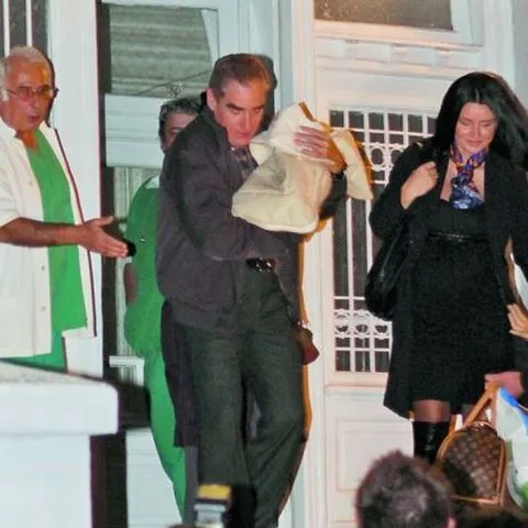 Petre Roman şi-a luat fiul şi soţia acasă