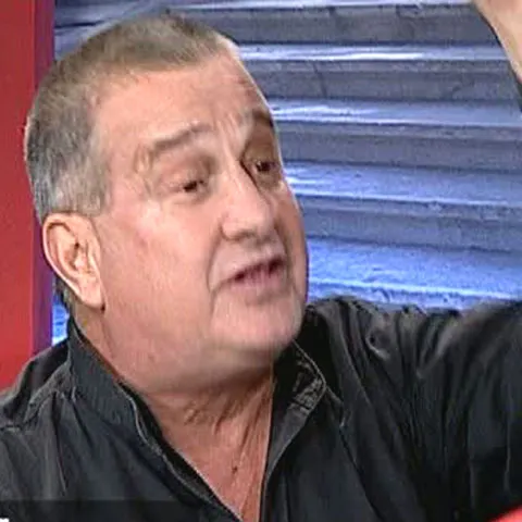 Dinescu îi cântă şi îi taie factura lui Băsescu după incidentul de la Cetate. VEZI VIDEO 