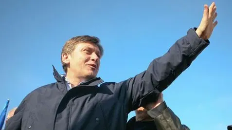 Antonescu pune etichete: Geoană este \"mincinosul laş\", Băsescu este \"tiranul\"
