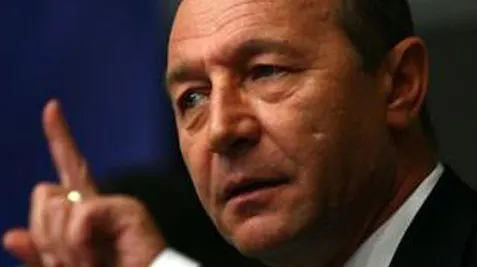 Băsescu vrea modificarea Constituţiei, Geoană şi Antonescu preferă respectarea celei actuale 