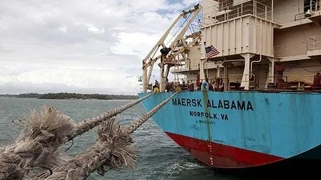 Navele americane din Cornul Africii se înarmează din cauza piraţilor somalezi