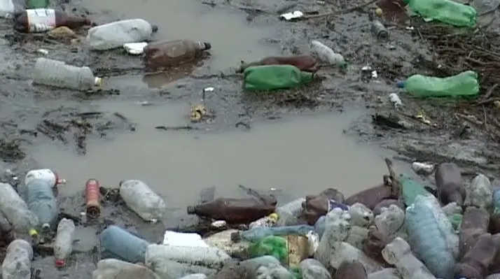 În lacul barajului Vădeni plutesc tone de pet-uri şi deşeuri 