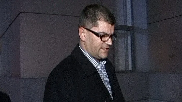 Poliţistul acuzat că a încercat să acopere trei criminali a fost arestat duminică dimineaţă