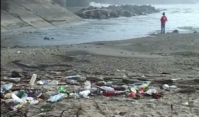 Râurile din judeţul Hunedoara sunt poluate cu deşeuri 