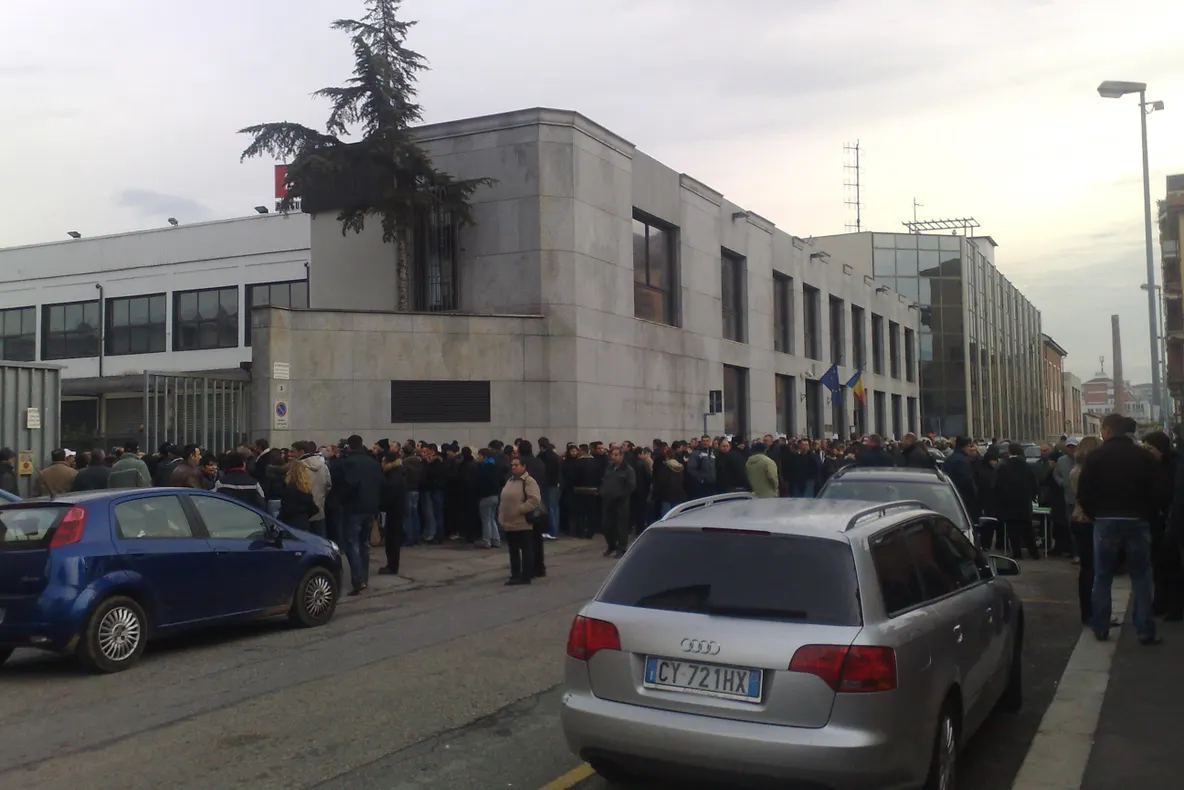 Aglomeraţie la vot la o secţie de votare din Torino