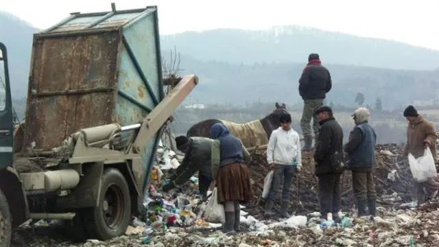 Zeci de localnici din Fieni au adunat produse expirate din groapa de gunoi