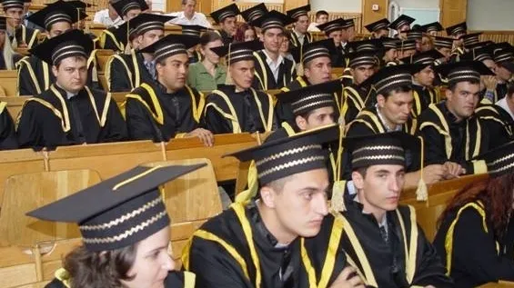 Absolvenţii cu studii superioare îşi găsesc mai uşor un loc de muncă