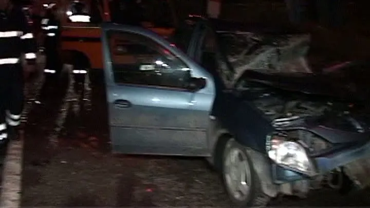 Un microbuz a fost izbit de o maşină condusă de un poliţist, pe DN 1