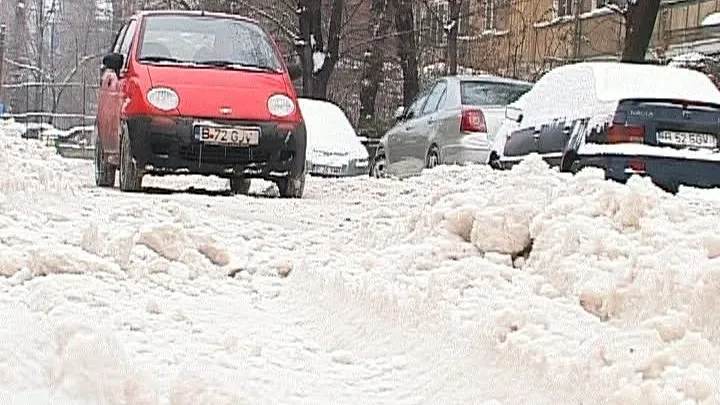 Primăria Sectorului 5 a fost amendată cu 1.500 de lei pentru că nu a curăţat zăpada de pe străzi
