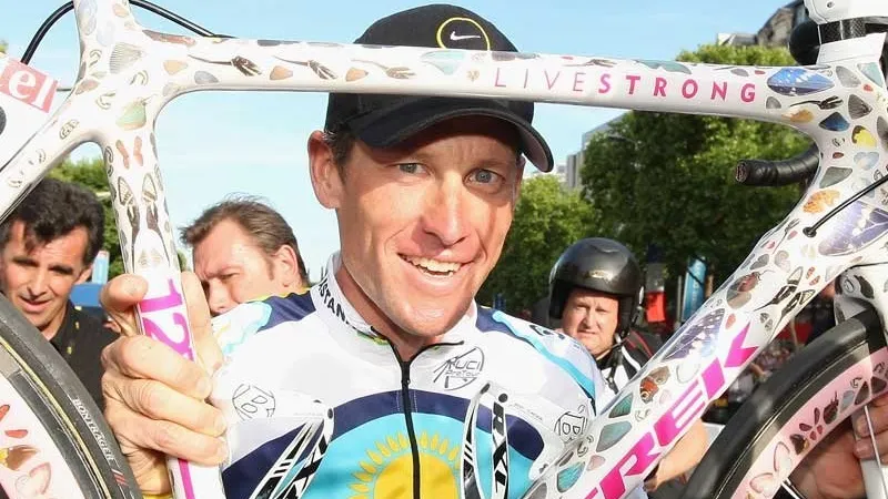 Armstrong rămâne încă doi ani în ciclism