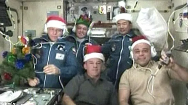 Trei astronauţi au ajuns pe Staţia Spaţială, cu  scufii de Moş Crăciun 