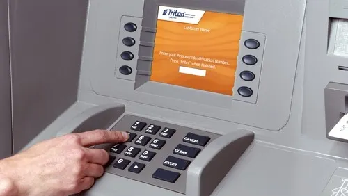Doi români au fost arestaţi în Australia pentru furt din bancomate