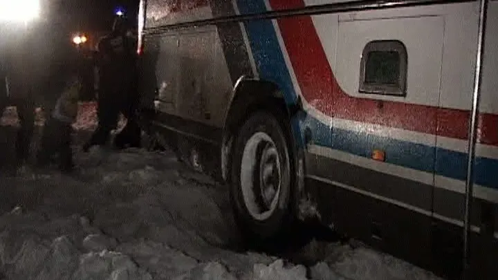Un autobuz care transporta oamenii la serviciu a rămas blocat în nămeţi, în Timiş