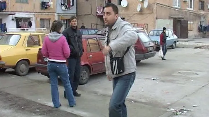 Cameramanul unei televiziuni din Drobeta Turnu-Severin a fost agresat de un bărbat care ar fi făcut campanie electorală VEZI IMAGINI