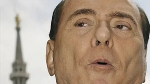 Rata de popularitate a lui Berlusconi a crescut, după ce a fost atacat