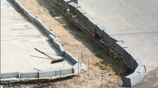 Borduri aproape noi, înlocuite cu altele mai scumpe în Sfântu Gheorghe