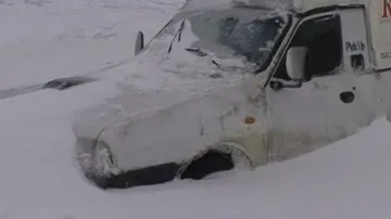 Primăria acuză: Maşinile parcate sunt de vină pentru pentru problemele de la deszăpezire